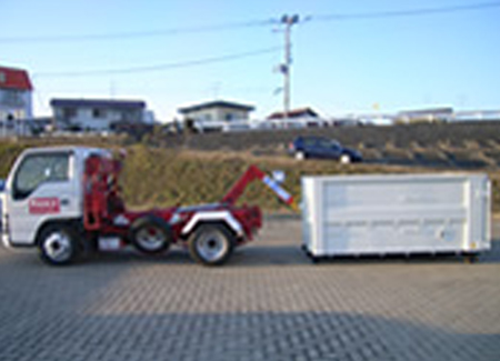 2t脱着式コンテナ車（アームロール）